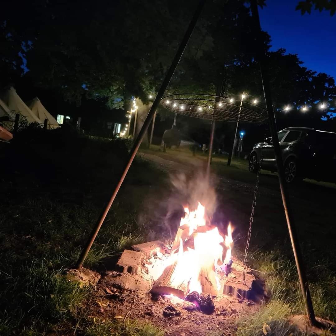 Bell Tent Glamping At Royal Victoria Country Park サウサンプトン エクステリア 写真